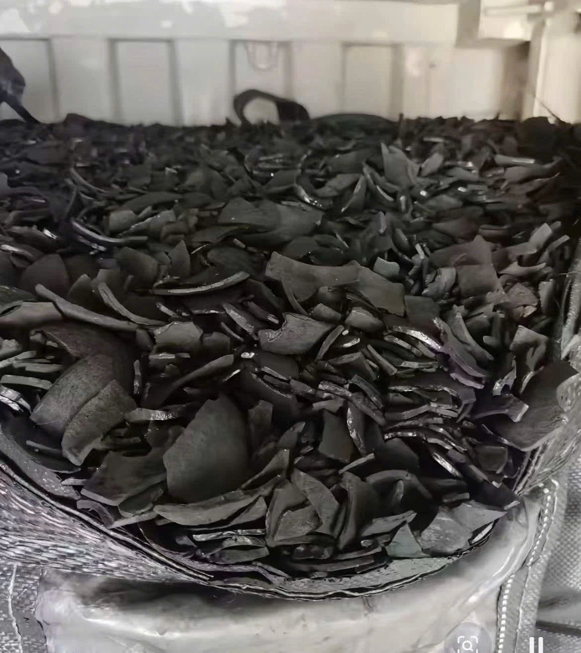 Loose coconut-shell charcoal in a jumbo bag from the KAOLA image library